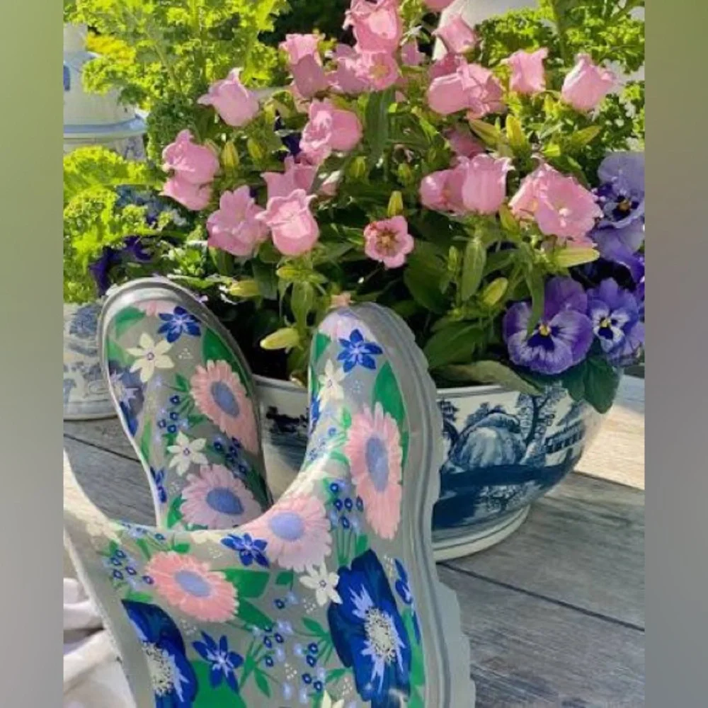 NEW!! Women’s Western Chief Sweet Scents Mid Gray Floral Rain Boots Size 6